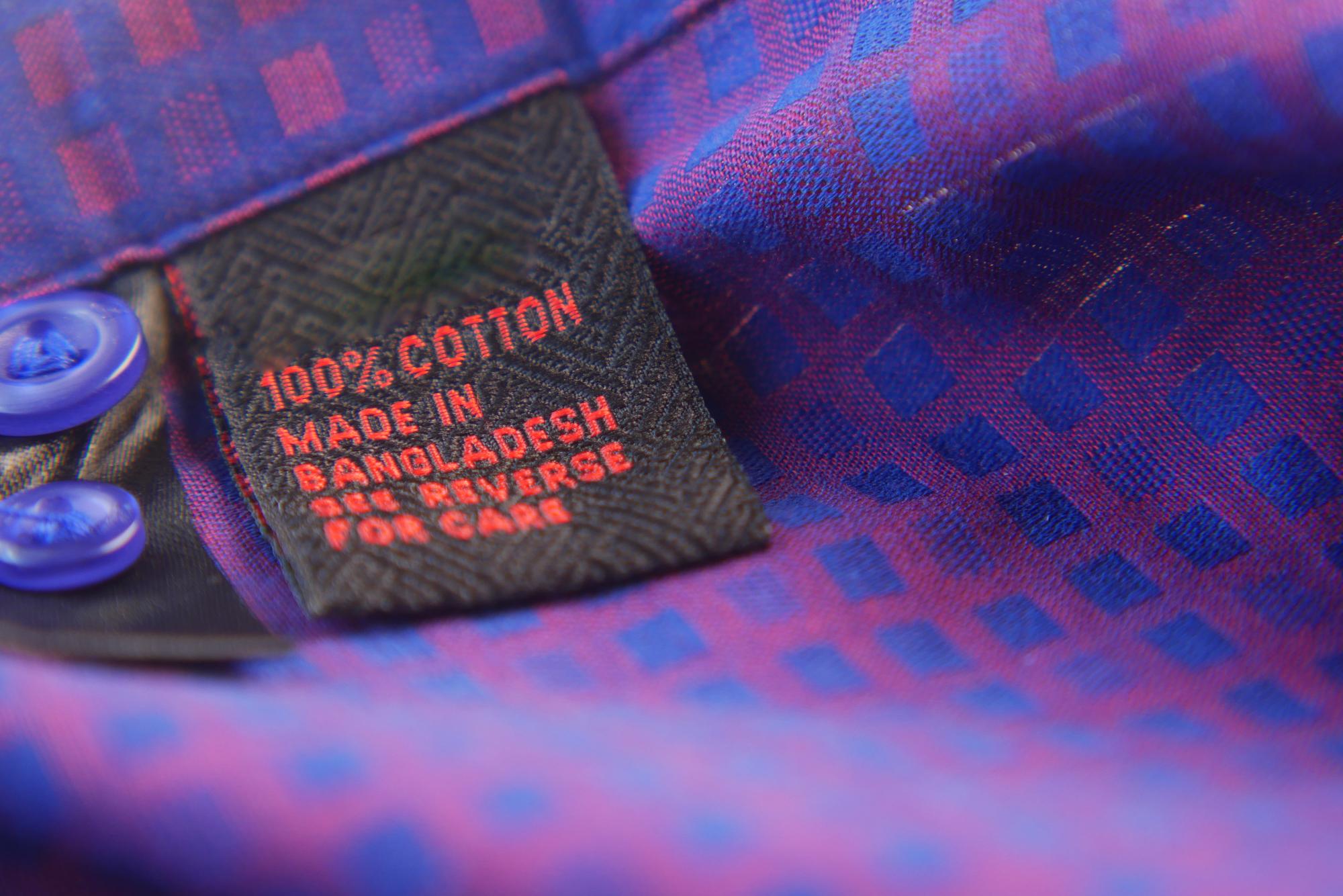 haftowana etykieta na koszulce w stylu tech